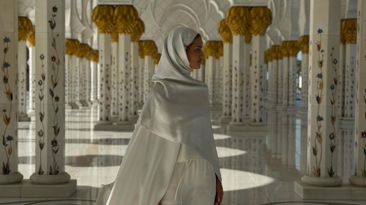 Rosie Huntington Whiteley Sheikh Zayed Grand Mosque 