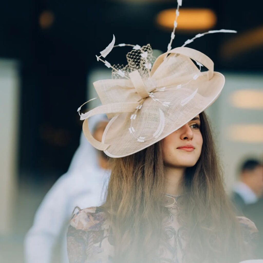 Woman with a fascinator at the Dubai World Cup