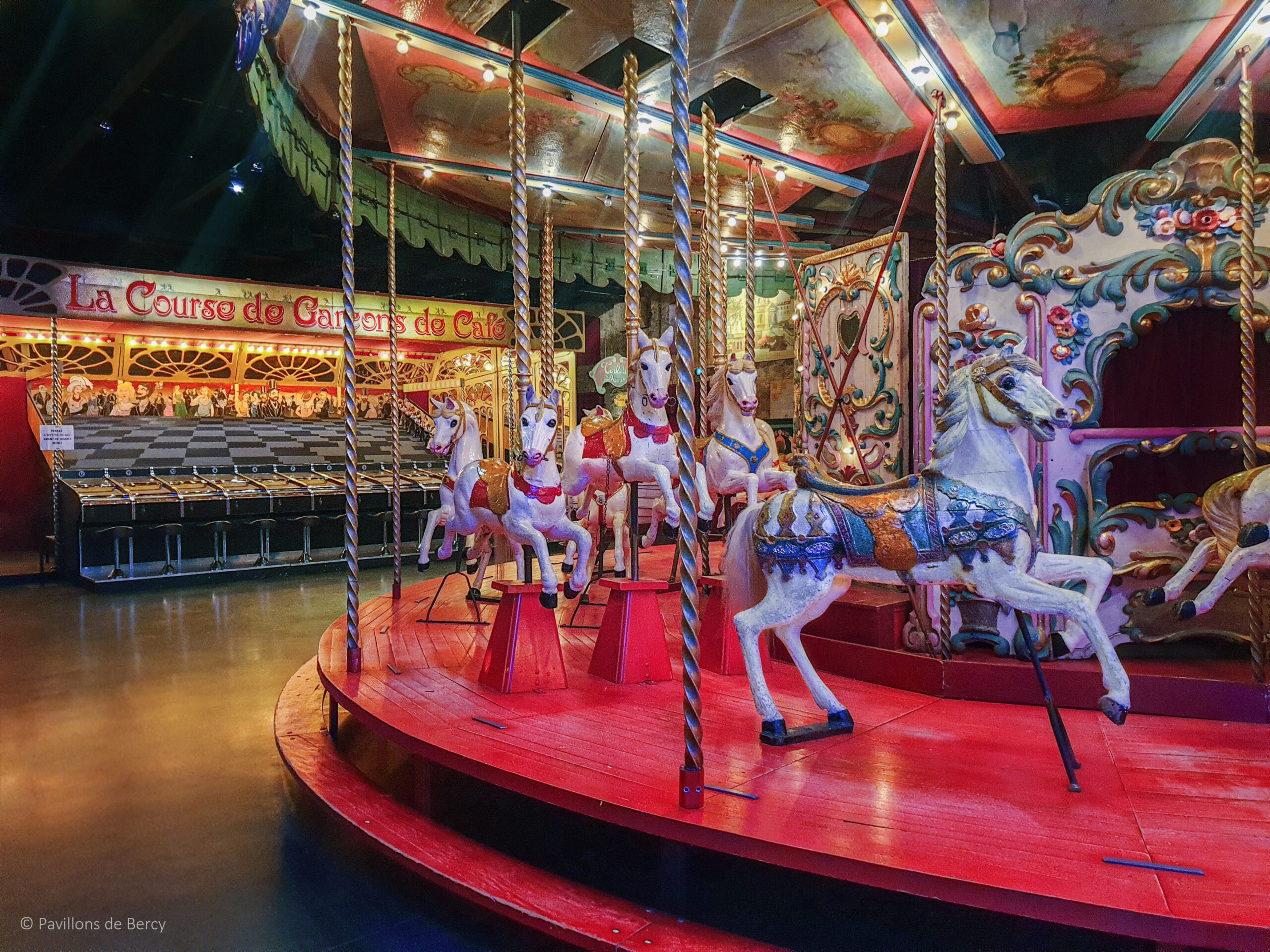 Salle du Musée des Arts Forains des Pavillons de Bercy, côté attractions - crédit photo Pavillons de Bercy