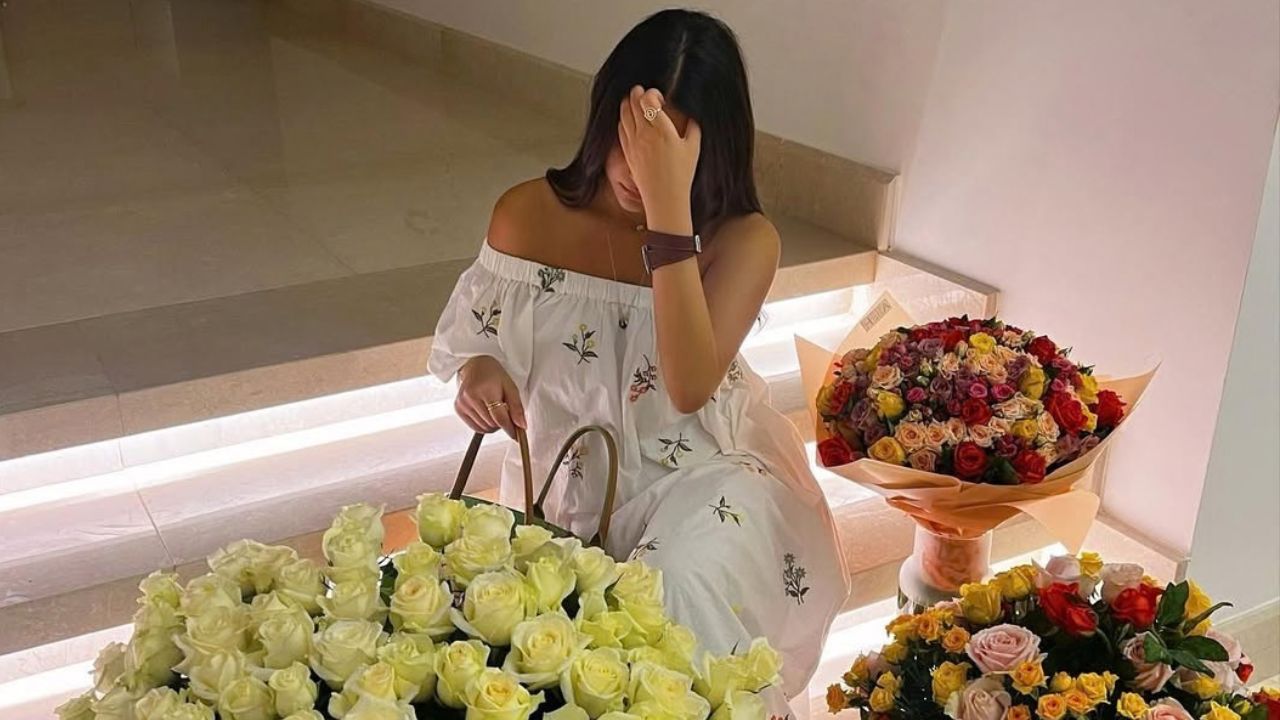 Reina Bitarr sat with flowers