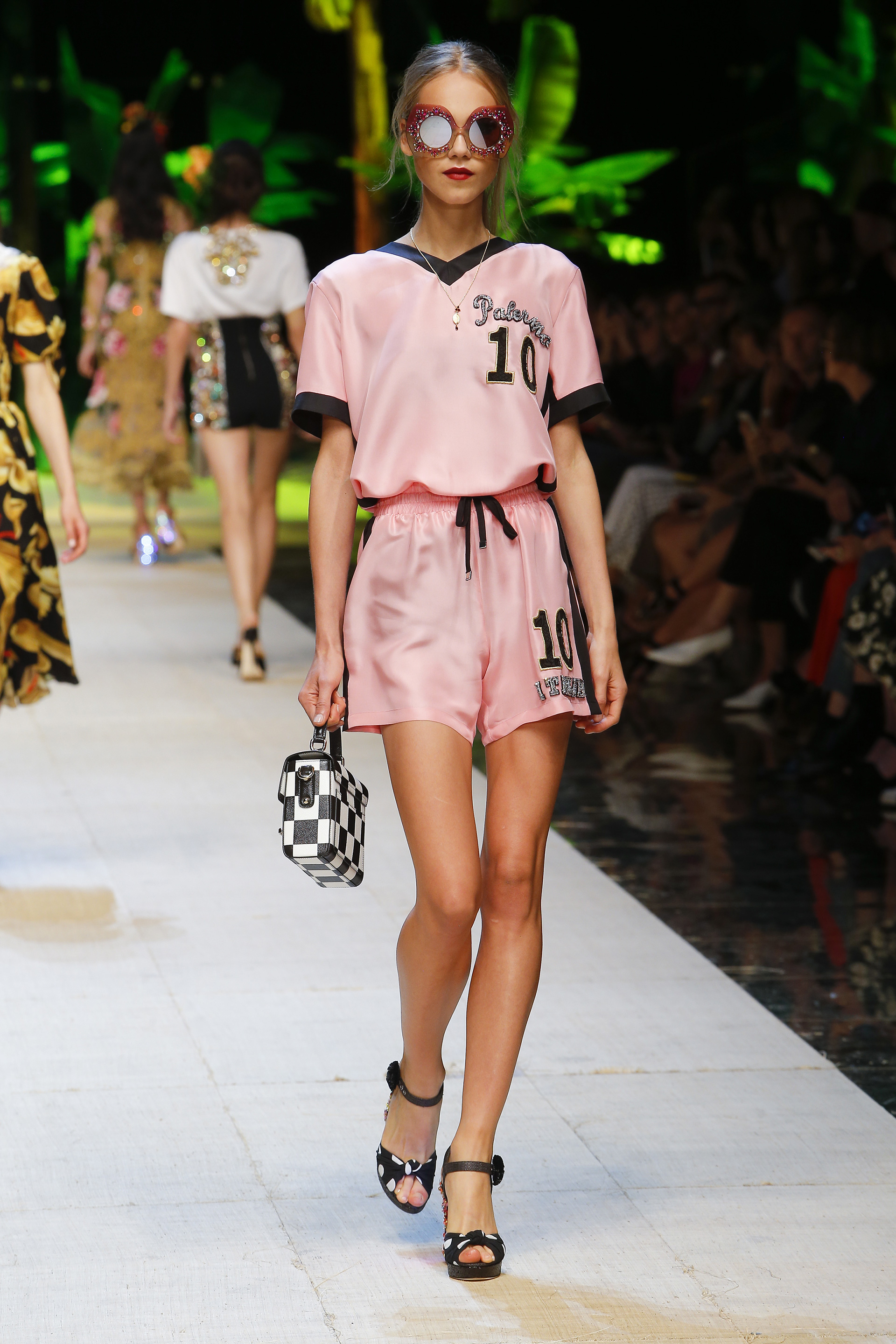 dolce-and-gabbana-summer-2017-women-fashion-show-runway-64