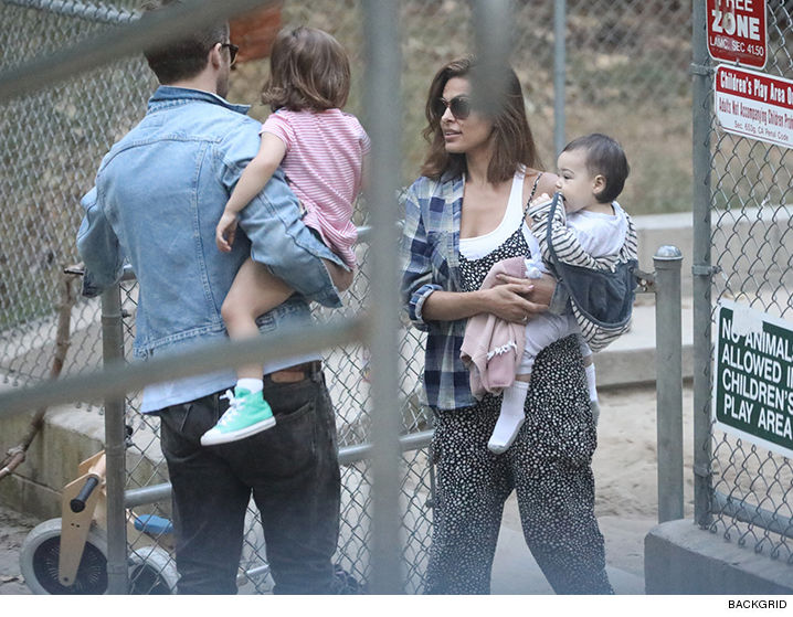 Ryan Gosling y Eva Mendes en público con sus hijas