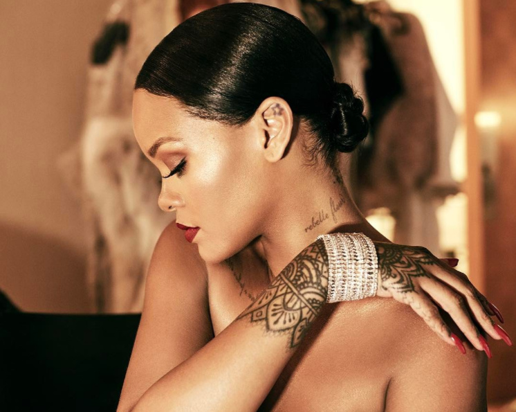 Rihanna la anfitriona más glowy de Chopard