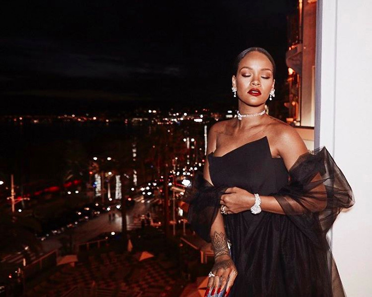 Rihanna la anfitriona más glowy de Chopard