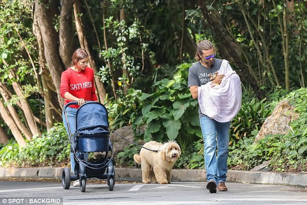 Irina Shayk y Bradley Cooper captados con su bebé