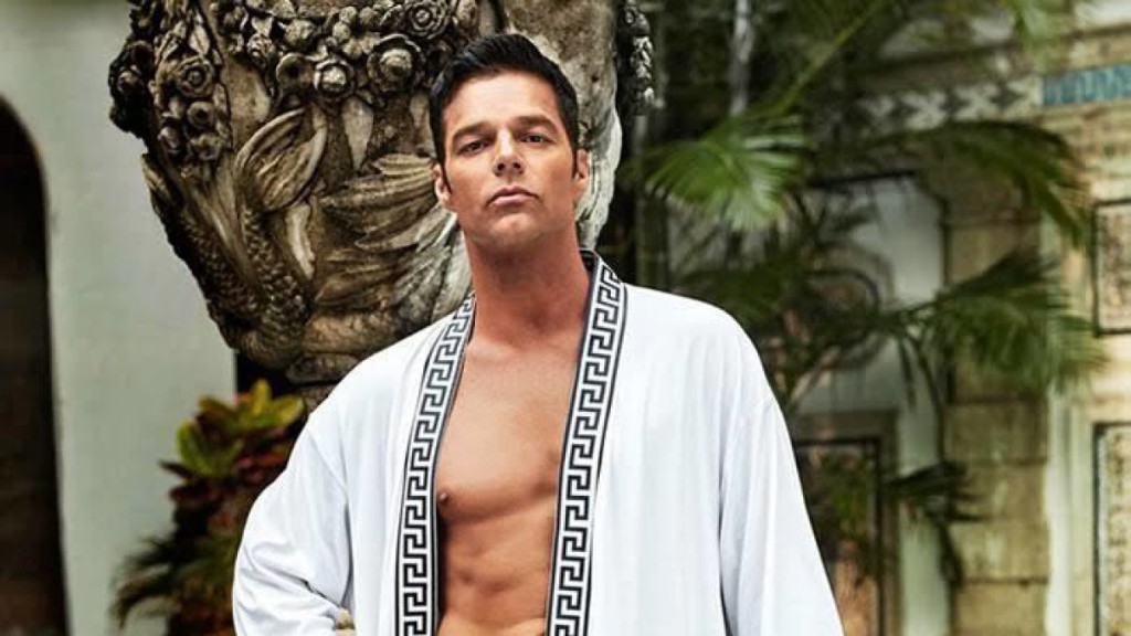 RICKY MARTIN SET AMERICAN CRIME STORY 1