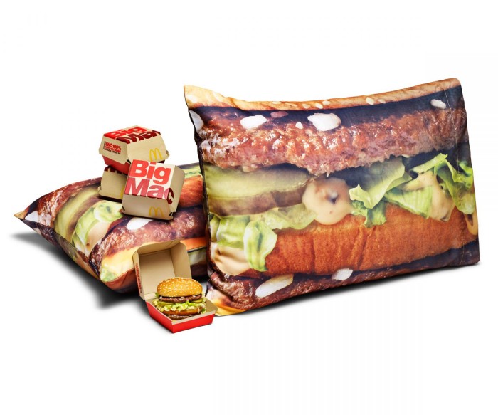 Mc Donald’s lanza colección de ropa para Uber Eats