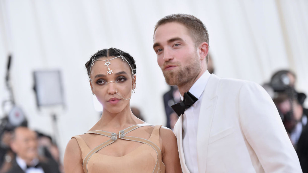 ROBERT-PATTINSON-FKA-TWIGS-COMPROMISO-DESTACADA