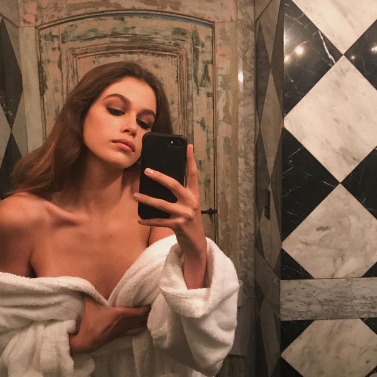 KAIA GERBER SELFIE BATA