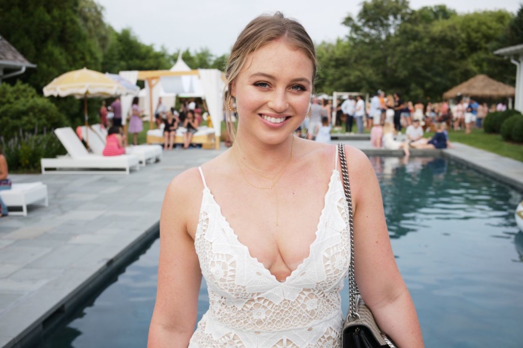 ISKRA-LAWRENCE-FEMINISTA-1