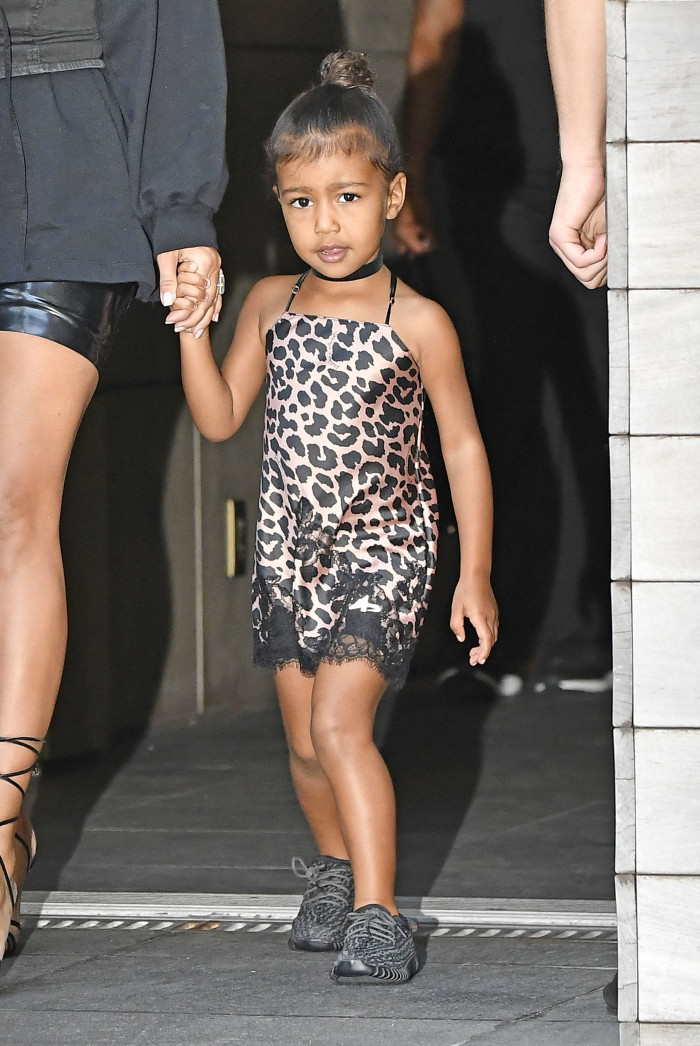 Kim Kardashian y su polémico vestido de leopardo para niñas Kim Kardashian y su polémico vestido de leopardo para niñas