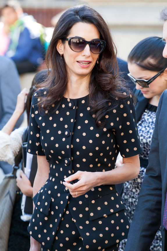 Amal Clooney: así se llevan los polka dots