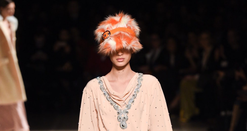Pom poms y puff: 6 piezas que necesitas esta temporada