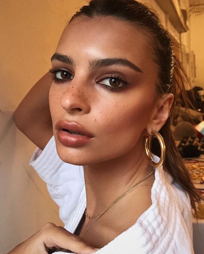 EMILY-RATAJKOWSKI-HUNG-3