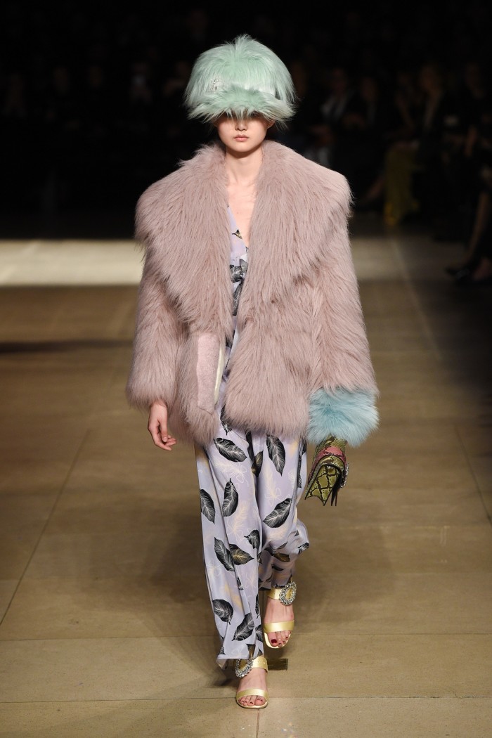 Pom poms y puff: 6 piezas que necesitas esta temporada