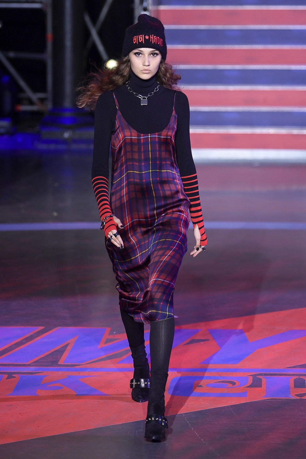 Tommy x Gigi: plaid, cuero y rock & roll