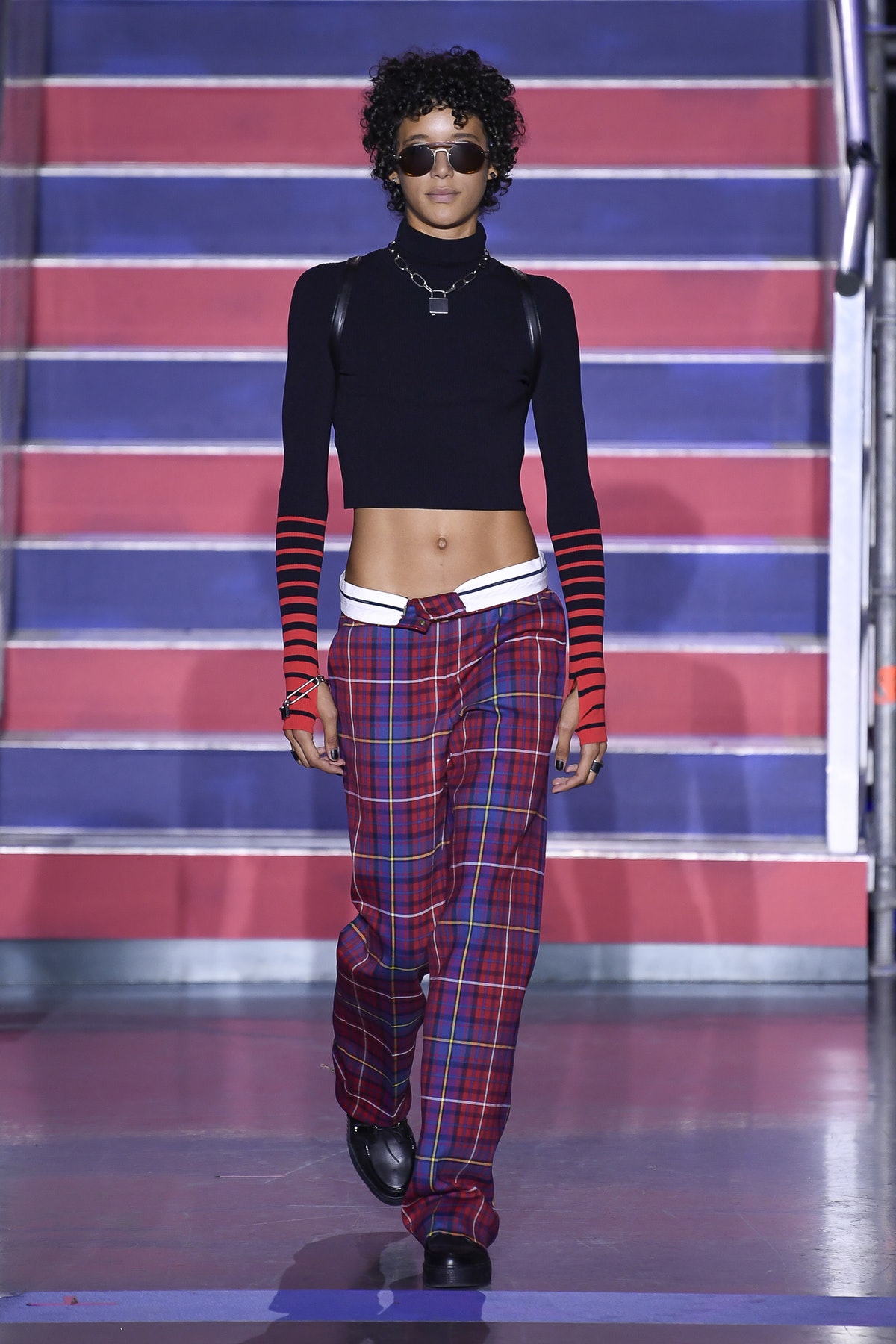 Tommy x Gigi: plaid, cuero y rock & roll