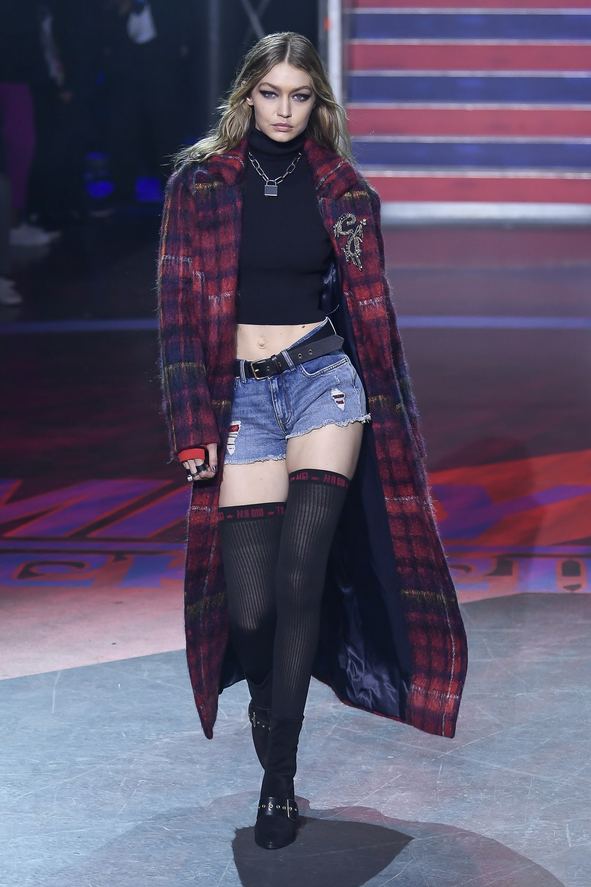 Tommy x Gigi: plaid, cuero y rock & roll
