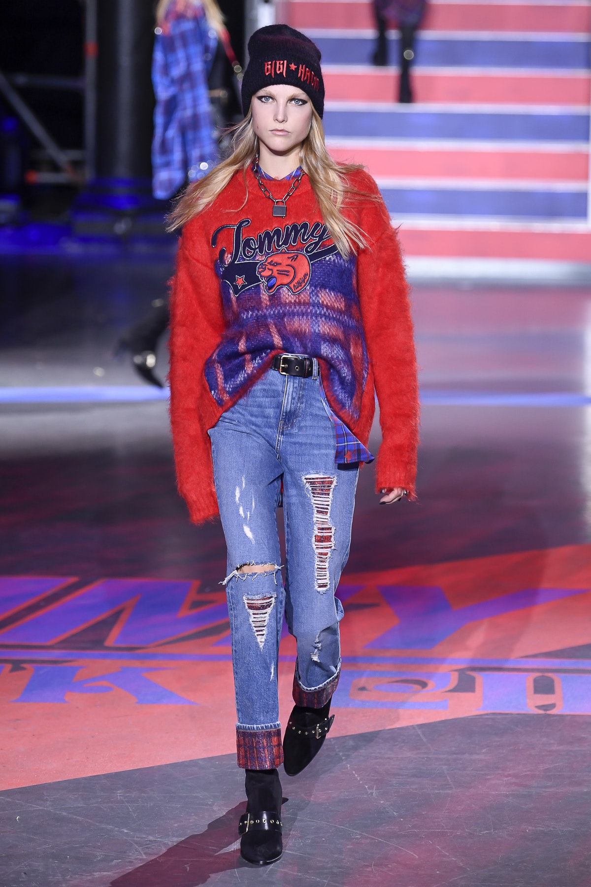 Tommy x Gigi: plaid, cuero y rock & roll