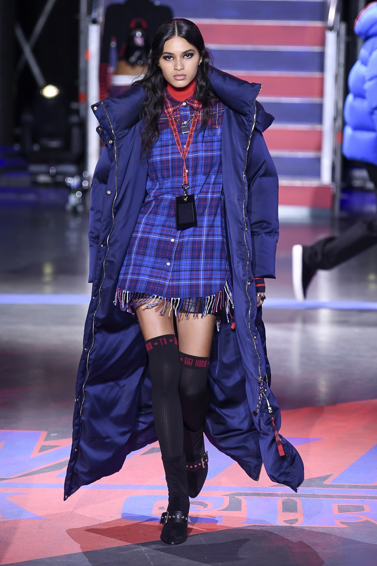Tommy x Gigi: plaid, cuero y rock & roll