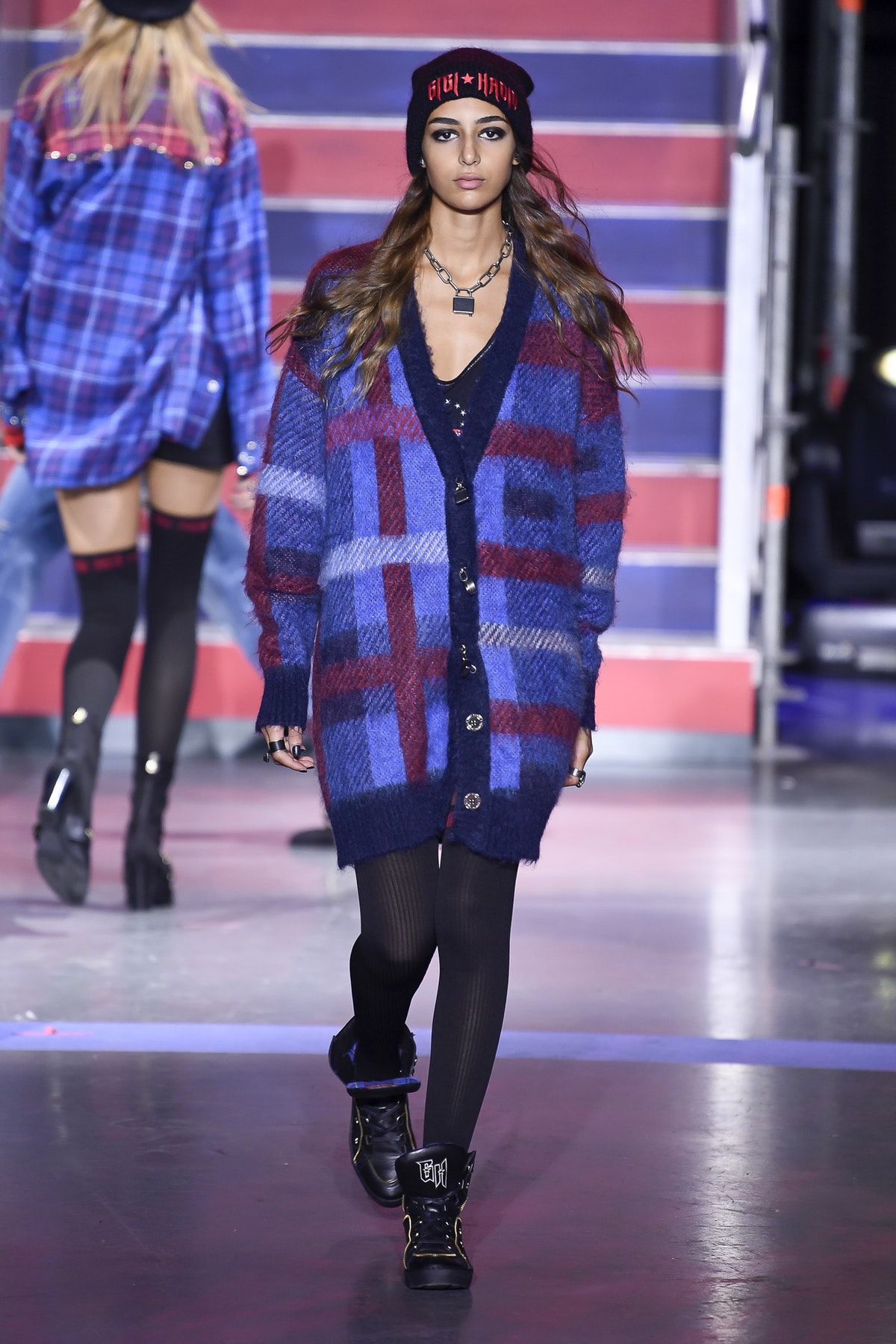 Tommy x Gigi: plaid, cuero y rock & roll