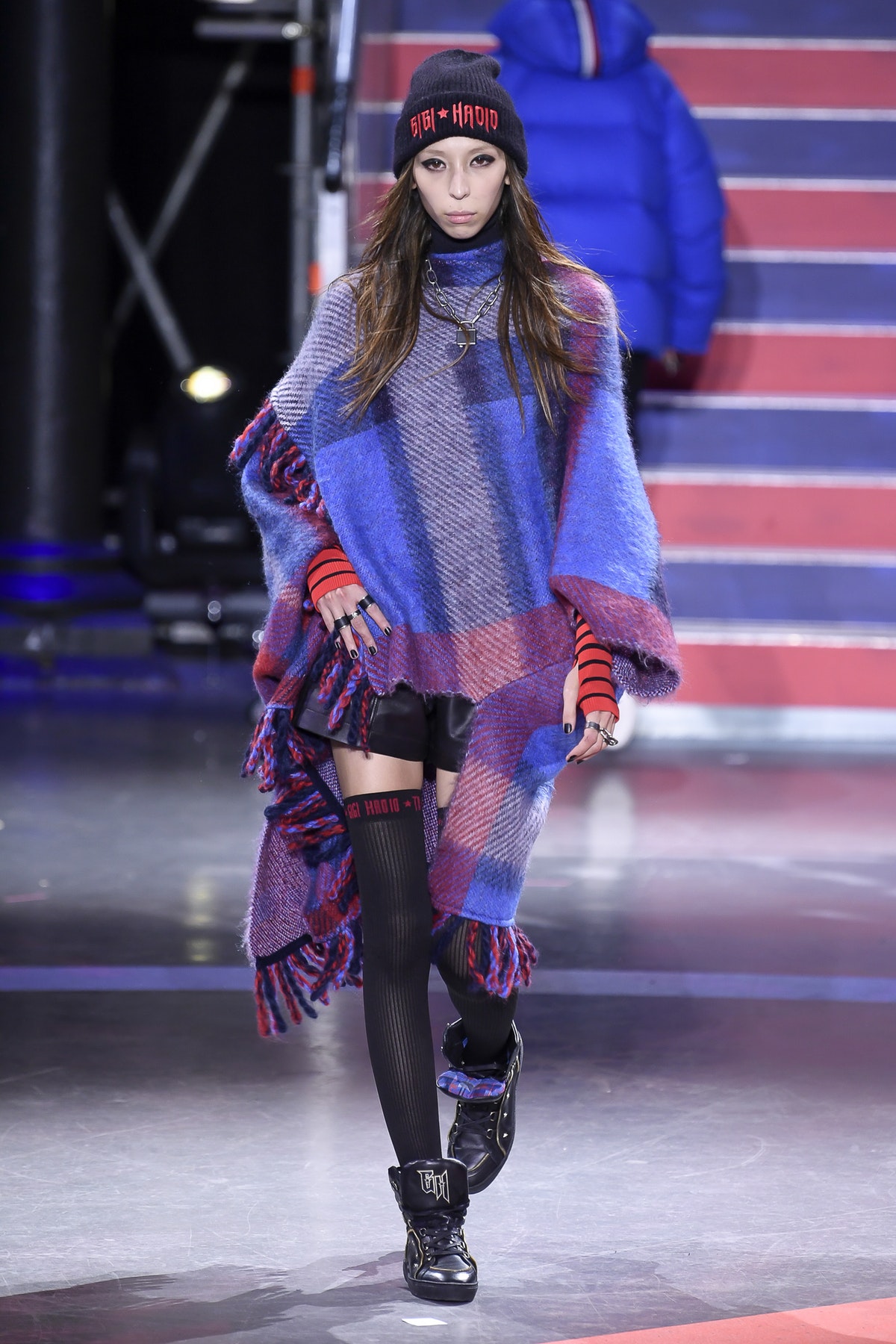 Tommy x Gigi: plaid, cuero y rock & roll