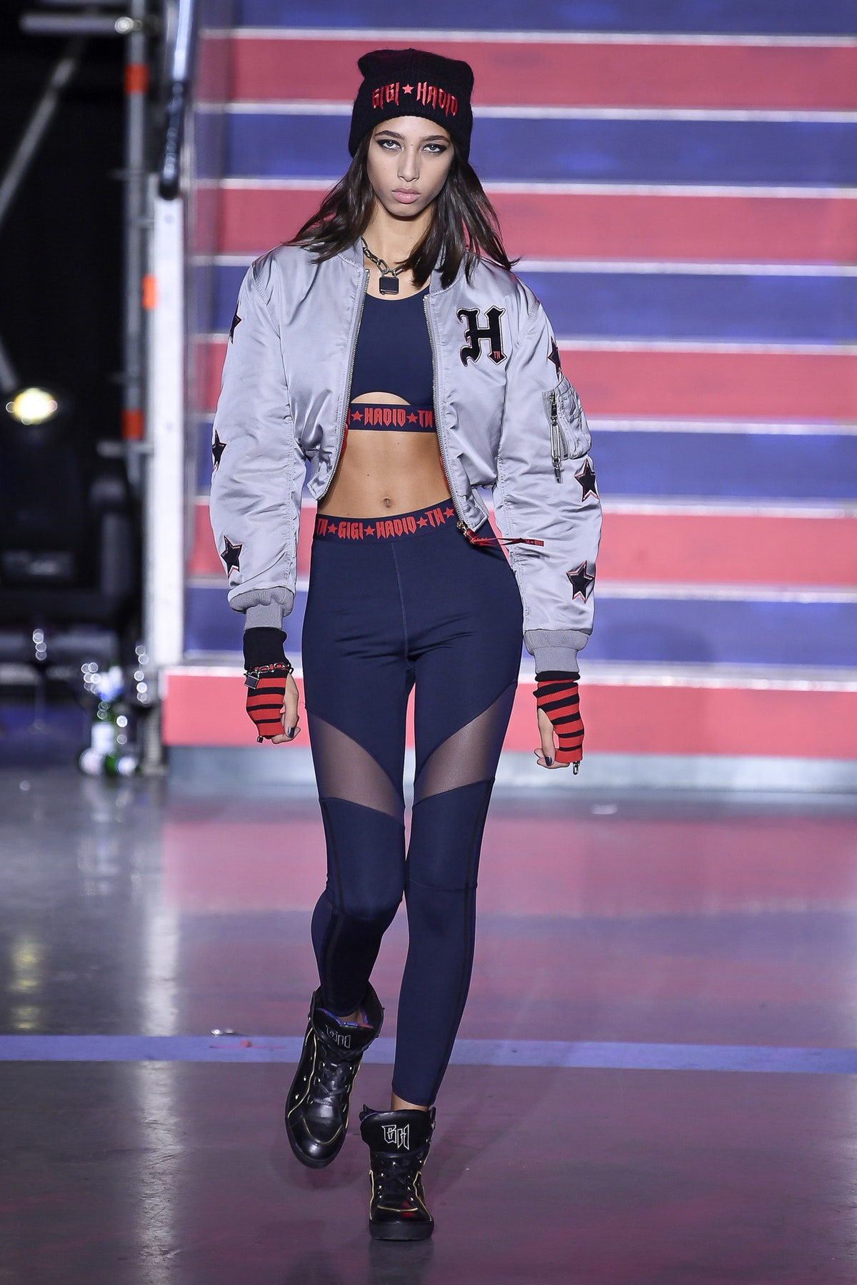 Tommy x Gigi: plaid, cuero y rock & roll