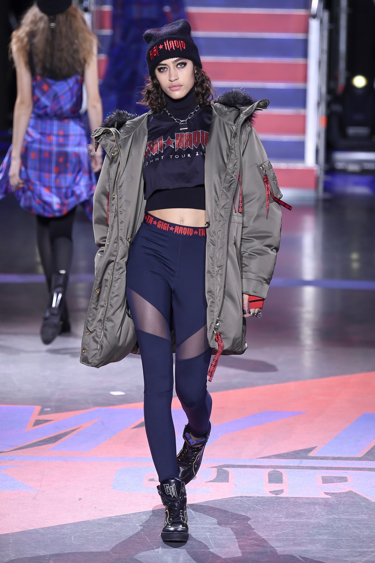 Tommy x Gigi: plaid, cuero y rock & roll