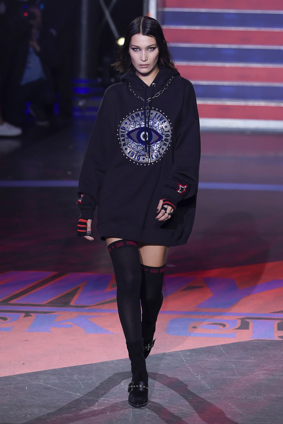 Tommy x Gigi: plaid, cuero y rock & roll