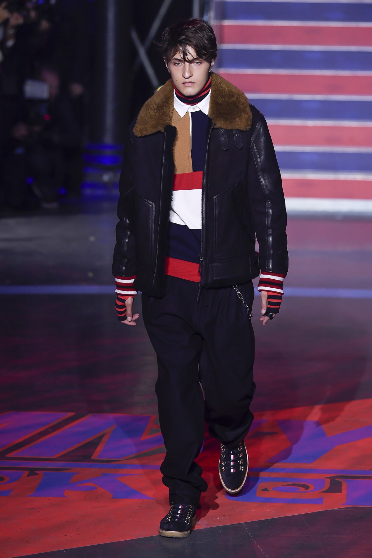 Tommy x Gigi: plaid, cuero y rock & roll