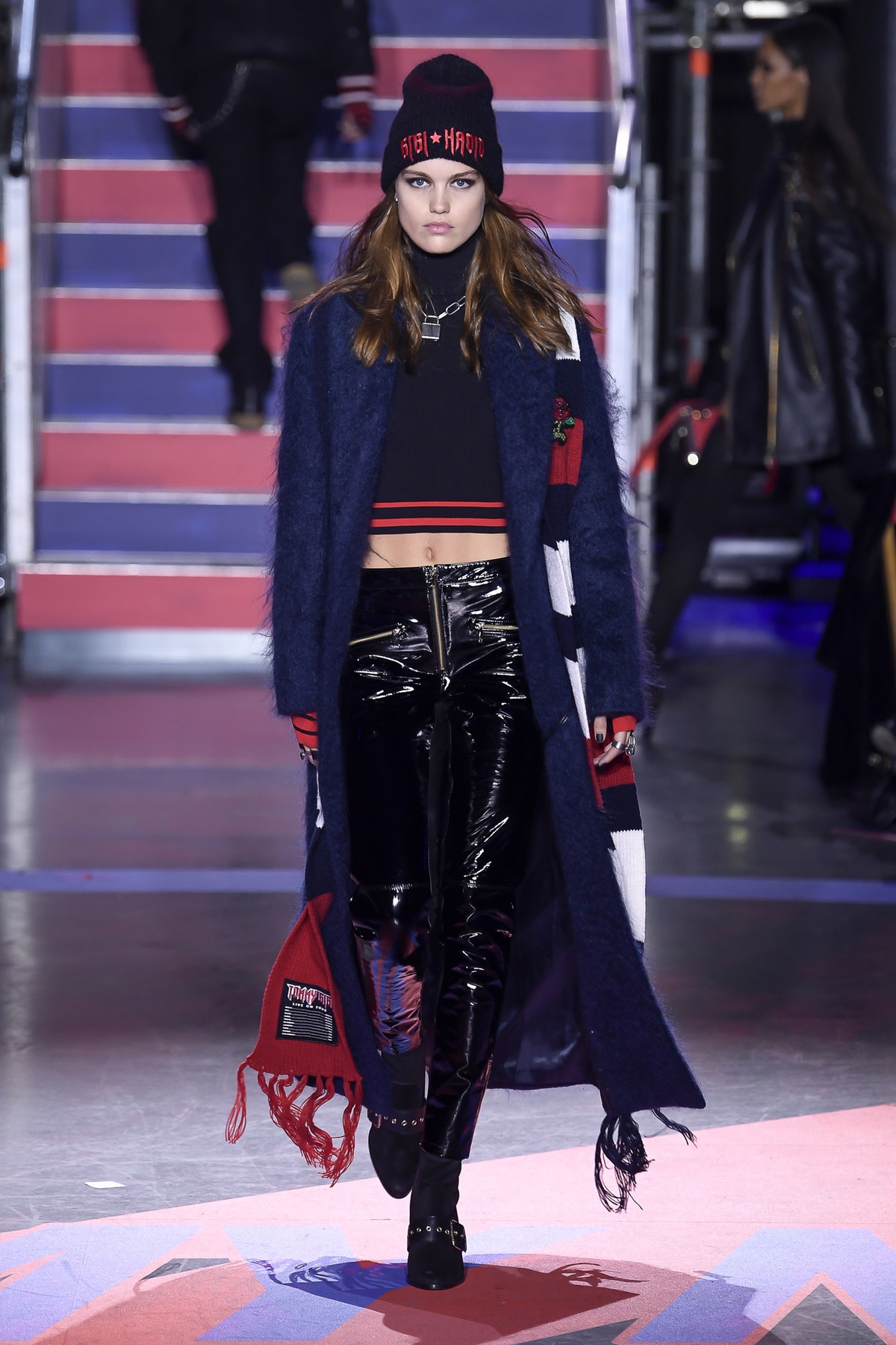 Tommy x Gigi: plaid, cuero y rock & roll