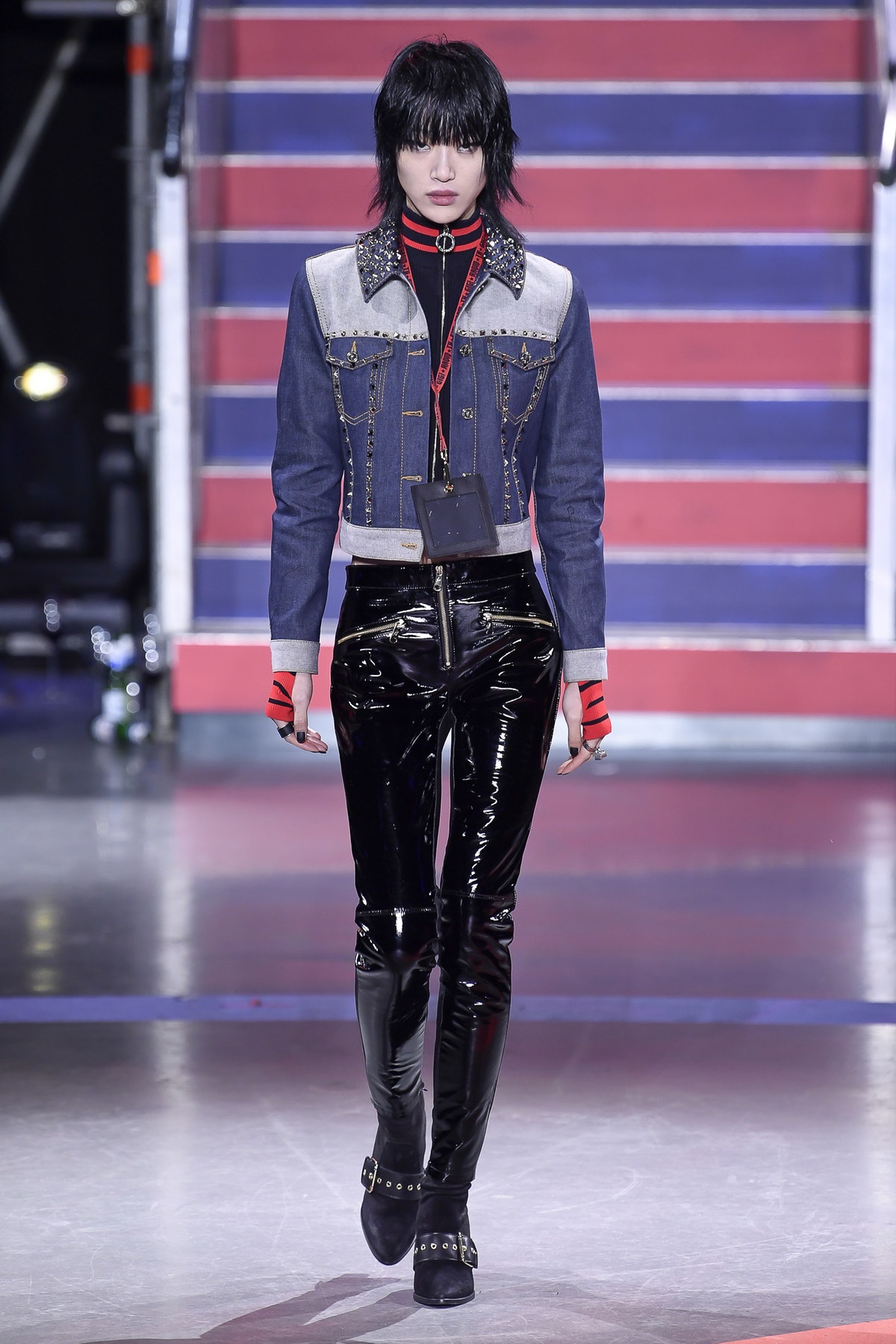Tommy x Gigi: plaid, cuero y rock & roll