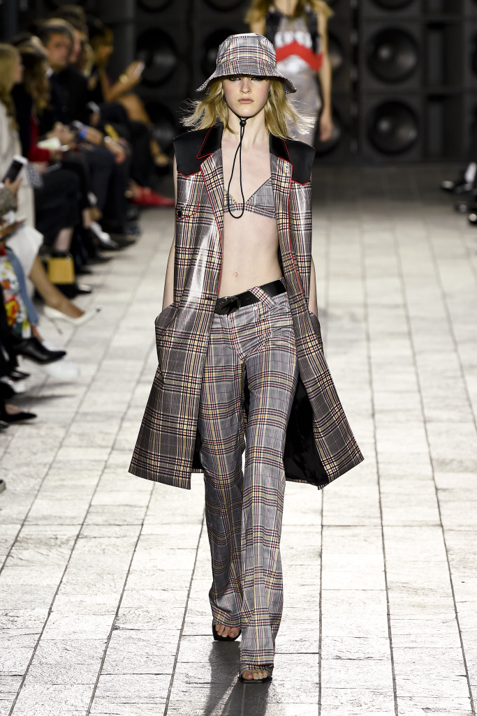 Versus Versace y Emporio Armani toman LFW