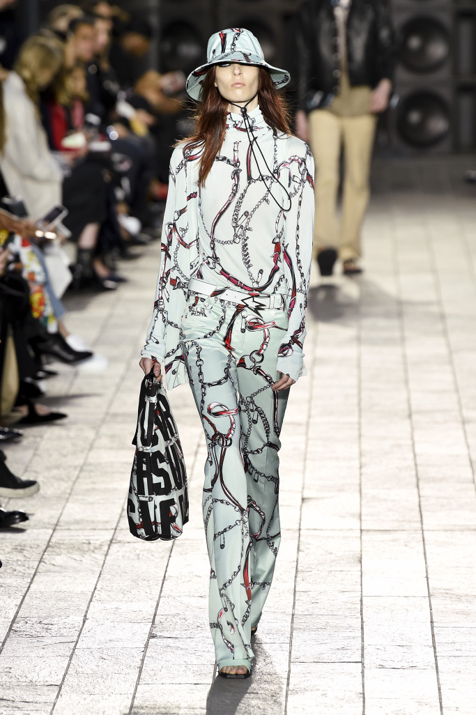 Versus Versace y Emporio Armani toman LFW
