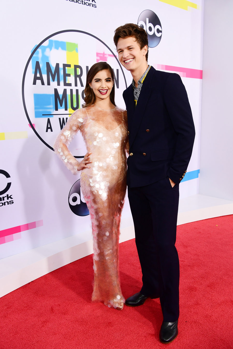 alfombra-roja-amas-2017-ansel-elgort-violetta