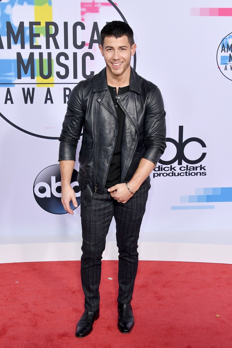 alfombra-roja-amas-2017-nick-jonas