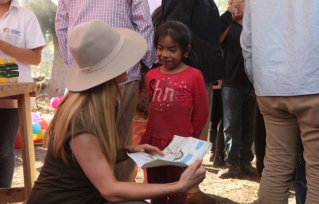 paris-hilton-visita-mexico-apoyo-damnificados-1