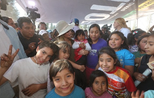 paris-hilton-visita-mexico-apoyo-damnificados-2