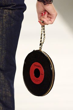 los-bolsos-iconicos-chanel-SS04-disco-PVC