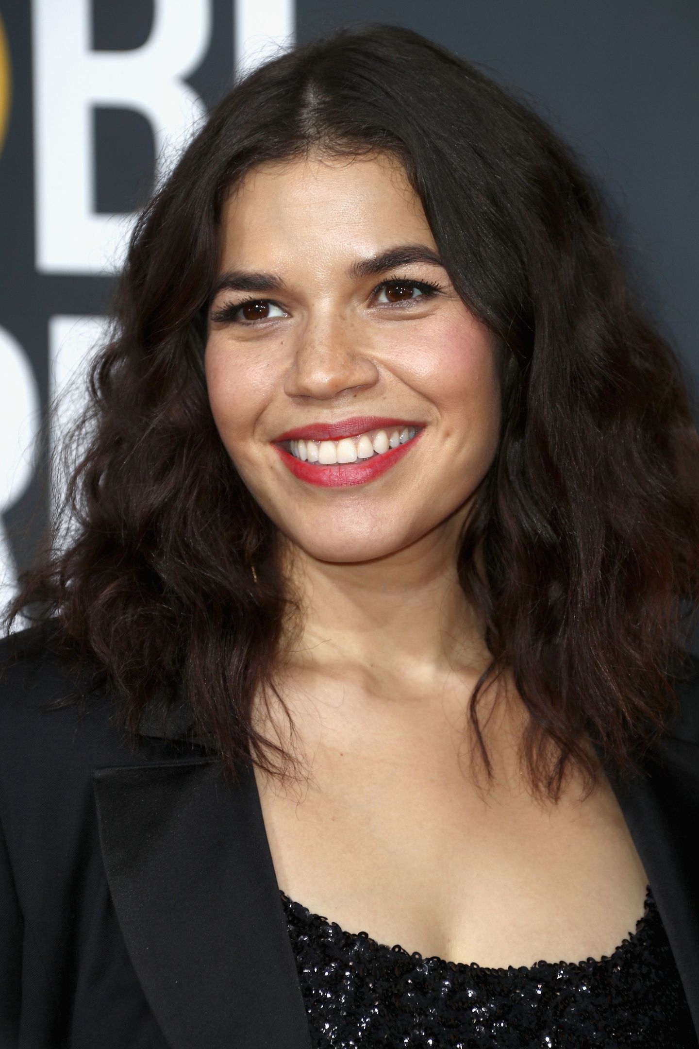 America Ferrera: Nude & Bold Lips: El Beauty Look de los Golden Globes 2018