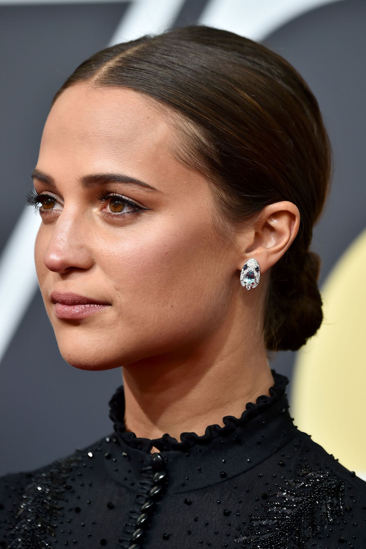 Alicia Vikander: Nude & Bold Lips: El Beauty Look de los Golden Globes 2018