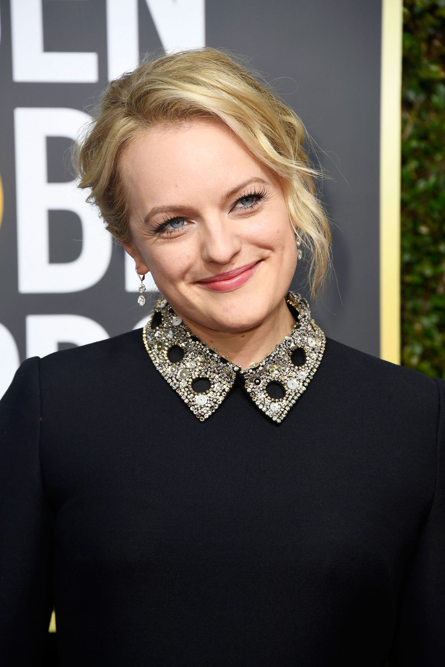 Elisabeth Moss: Nude & Bold Lips: El Beauty Look de los Golden Globes 2018