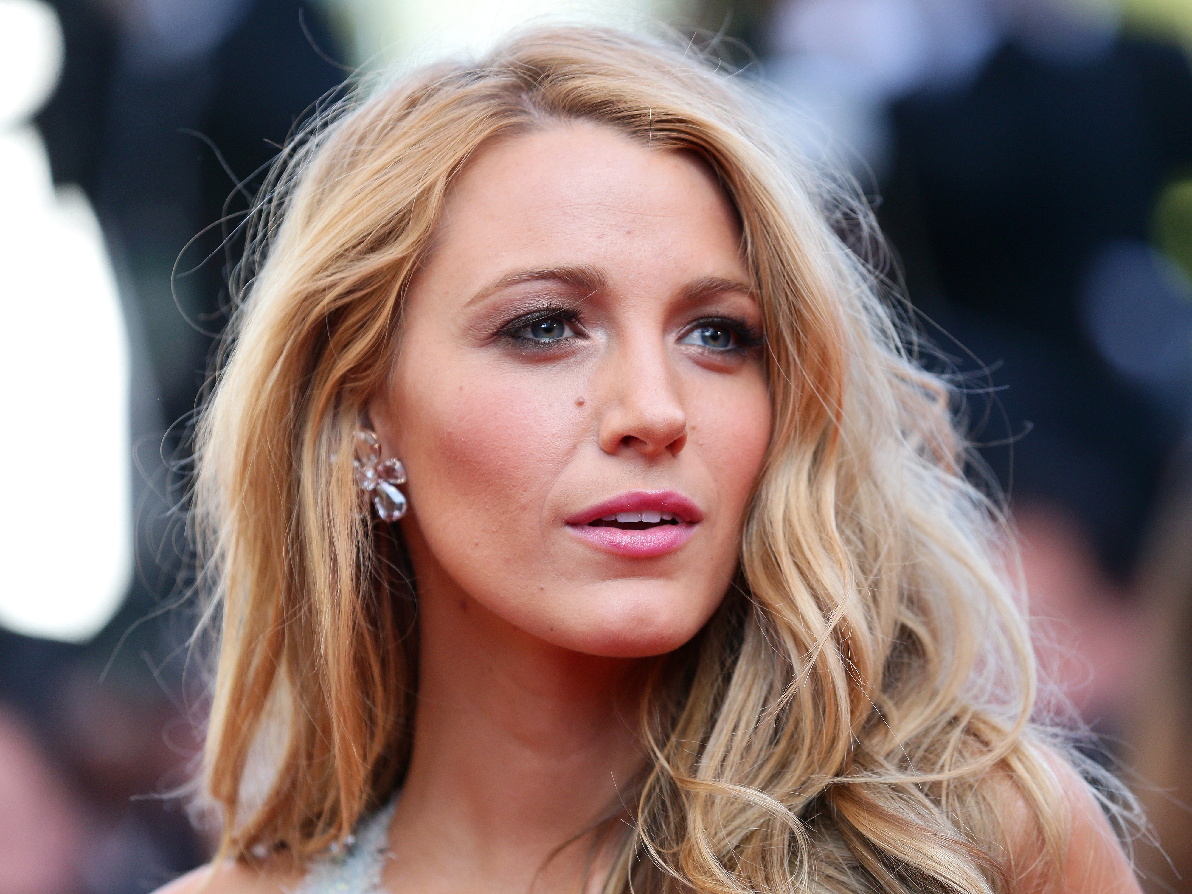 blake-lively-cambia-look-nueva-pelicula-the-rythm-section-destacada