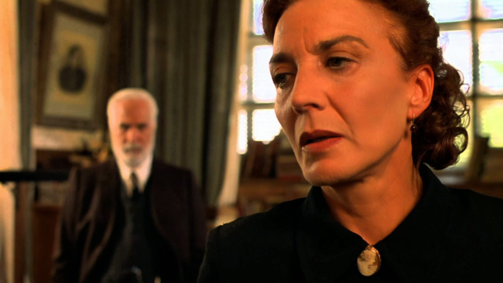 Marisa Paredes es Carmen en El espinazo del diablo