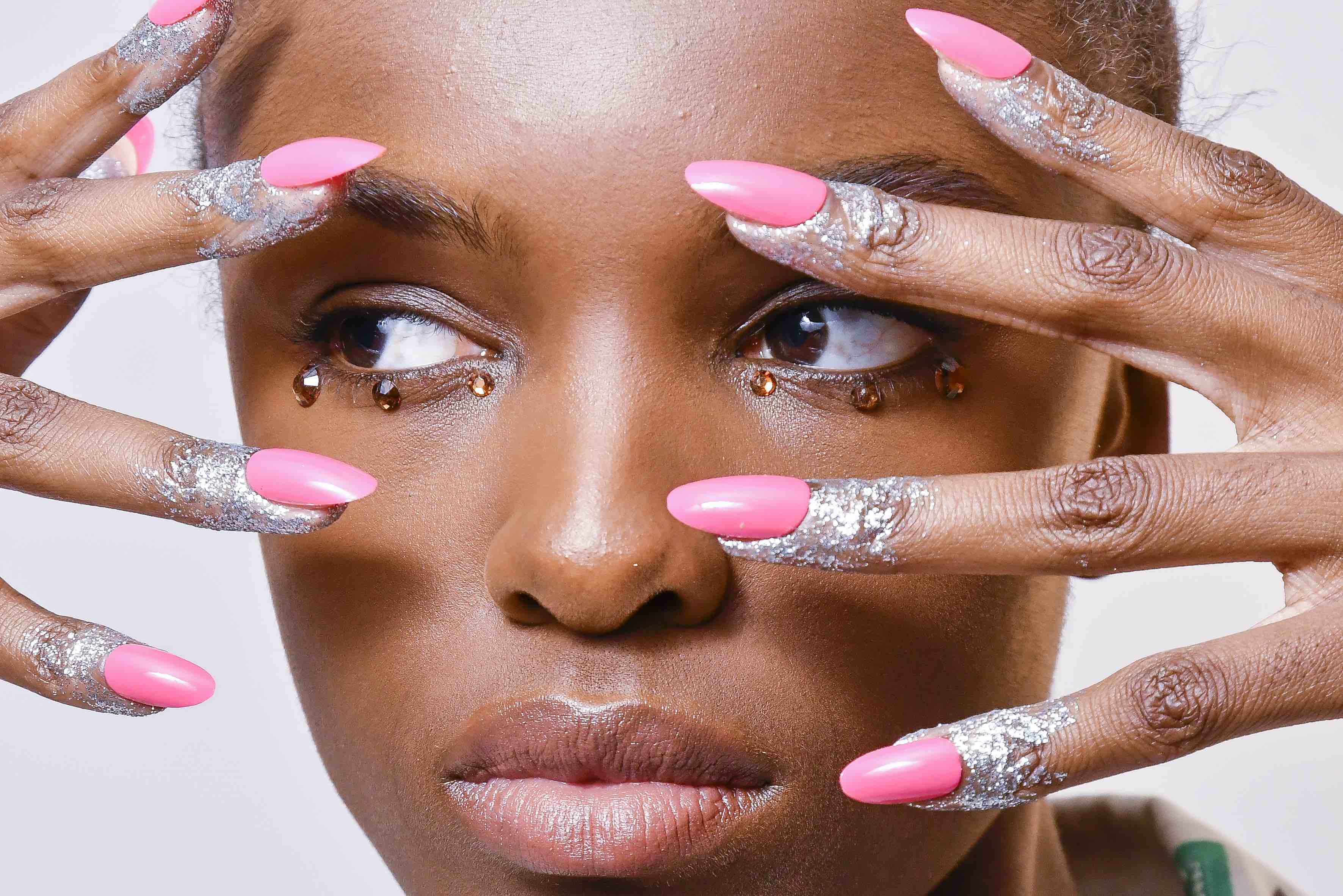 grazia-exclusive-madeline-poole-mani-pedi-espectacular-destacada