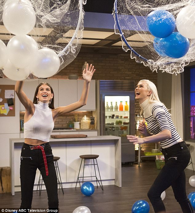 kaia-gerber-karlie-kloss-invitada-movie-night-with-karlie-3