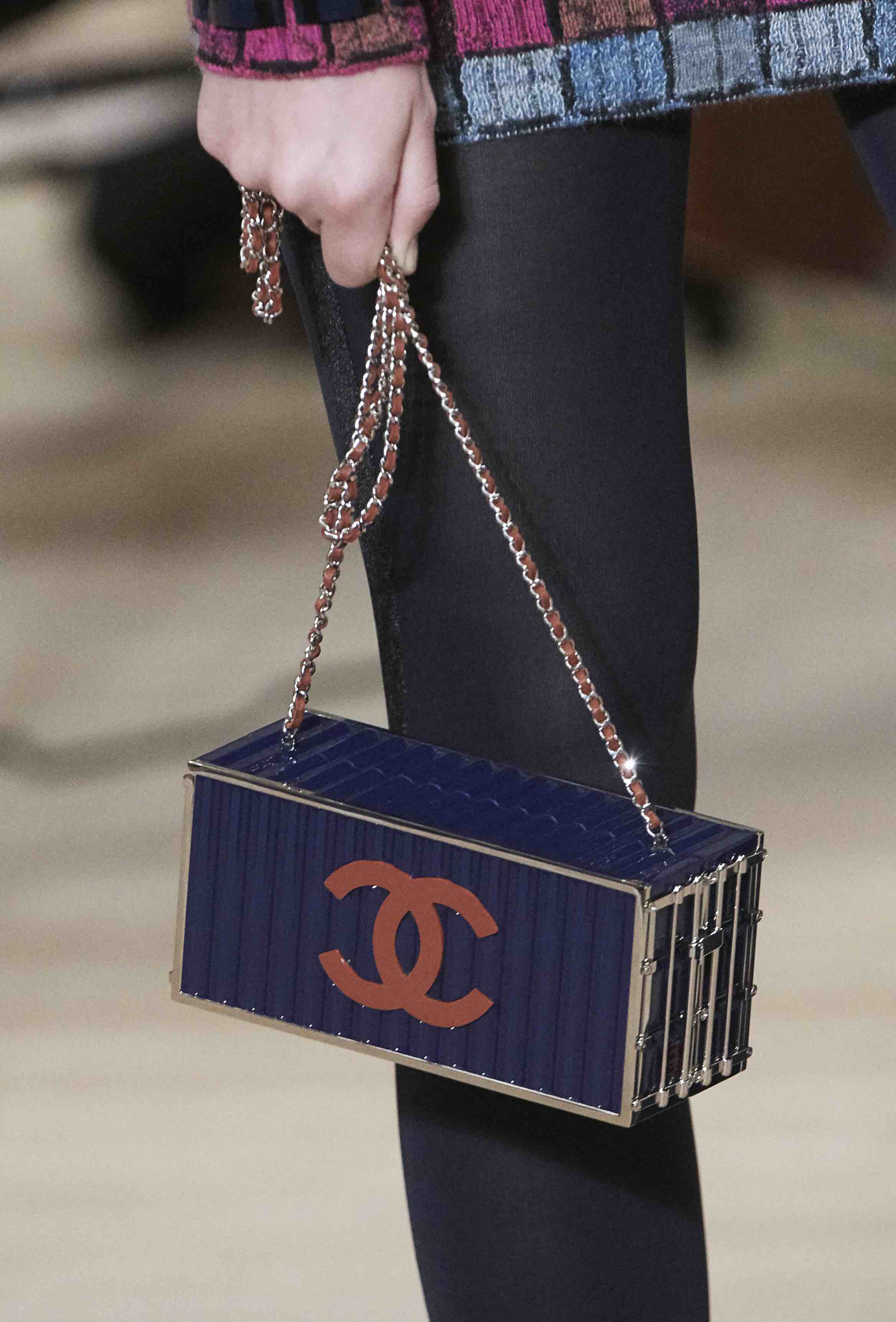 los-bolsos-iconicos-chanel-metiersdart-2018-container