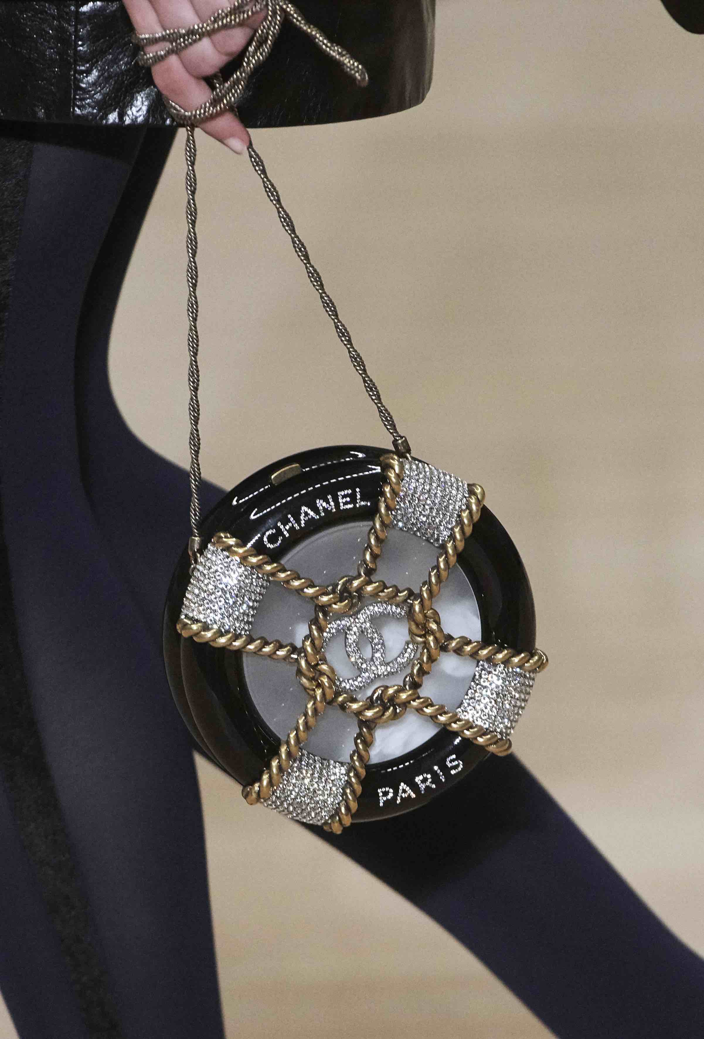 los-bolsos-iconicos-chanel-metiersdart-2018-rudder