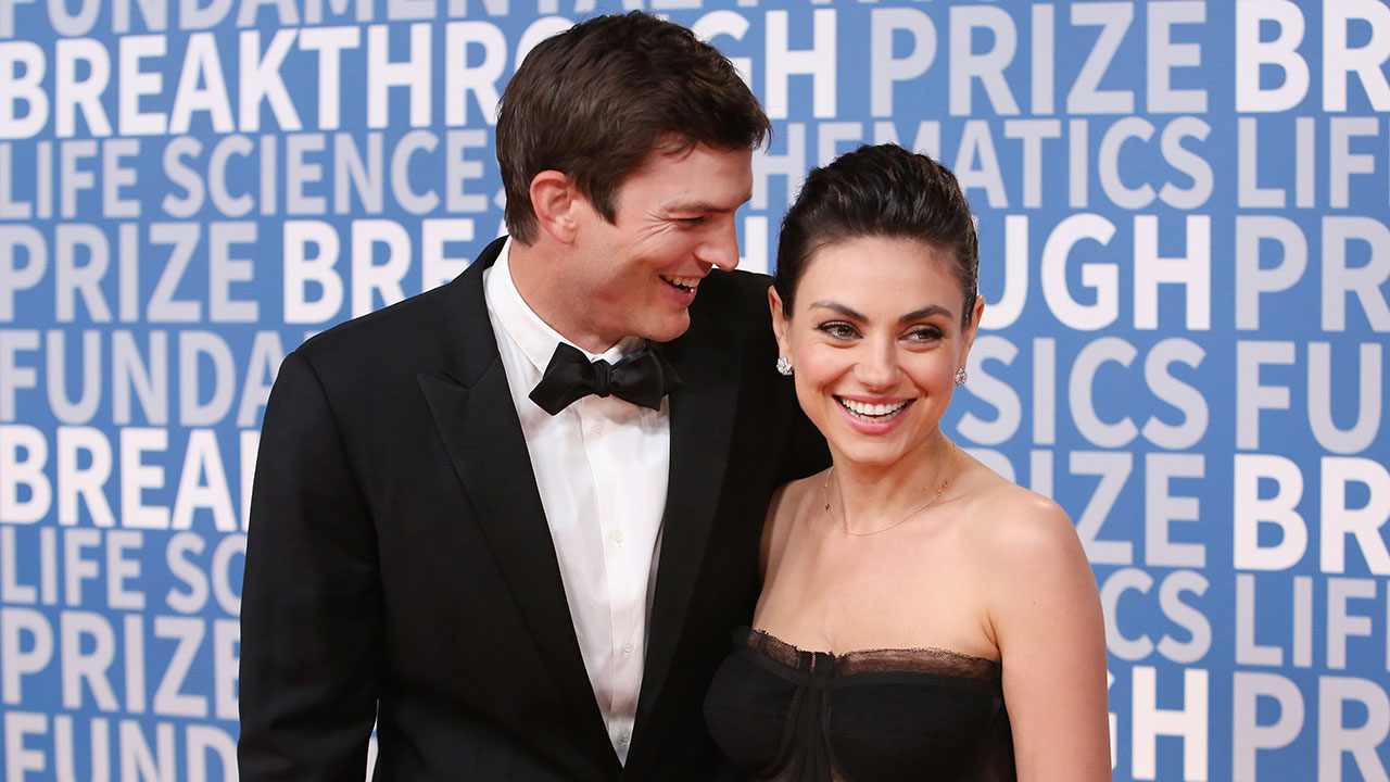 beso-mila-kunis-ashton-kutcher-en-juego-hockey-destacada