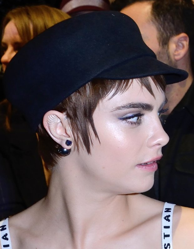 cara-delevingne-extrana-transformacion-en-la-oreja-2